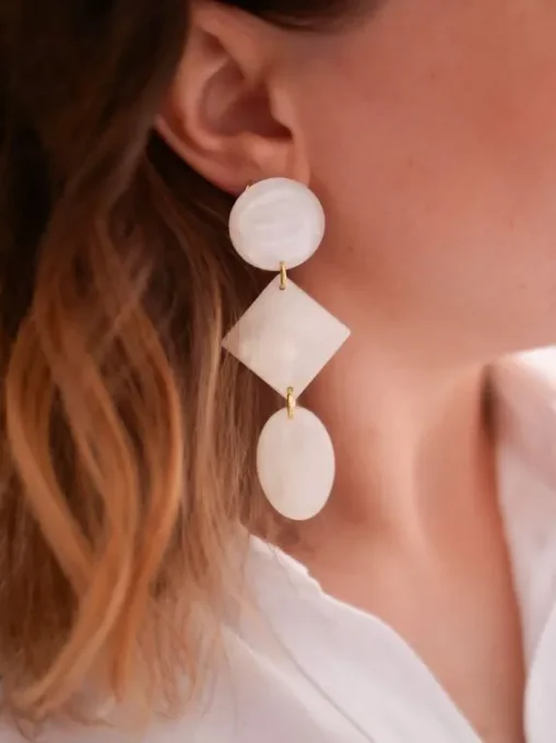 BOUCLES D'OREILLES PENDANTES BLANC NACRE "ROBYN" - Azeria Création